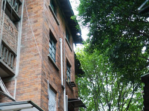 福州省杂技团宿舍天降瓦片 大叔路过被砸伤