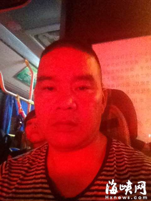 百名乘客深夜苦等公交车 公交司机主动加开一趟