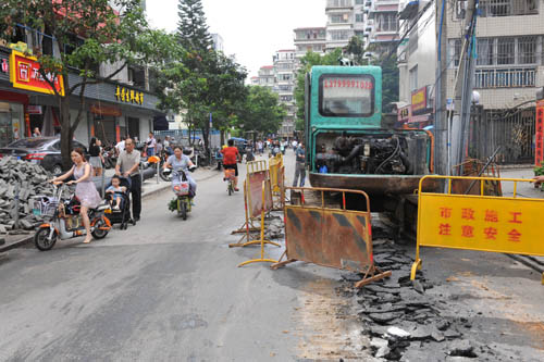 福州：破路施工又遇摊贩占道 省直湖前小区堵瘫