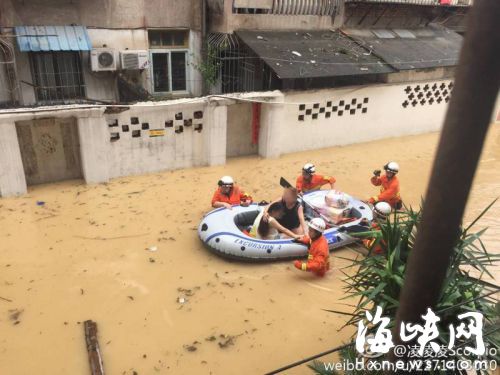 福州：一孕妇将临盆遇台风 消防官兵紧急送医