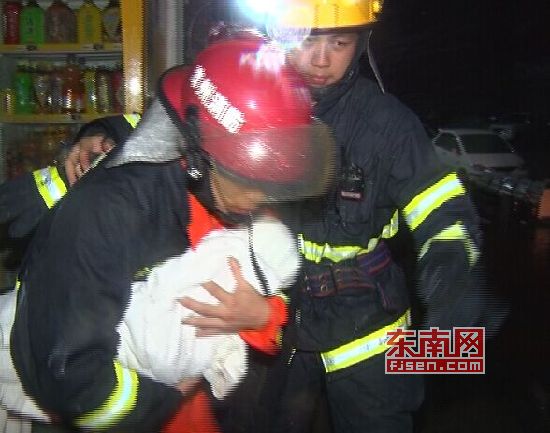 “莫兰蒂”登陆 漳州台商区消防雨夜救出被困母子