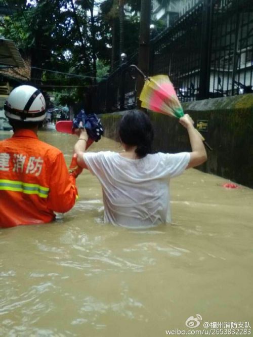 台风导致内涝群众被围困，福州消防迅速帮忙解救