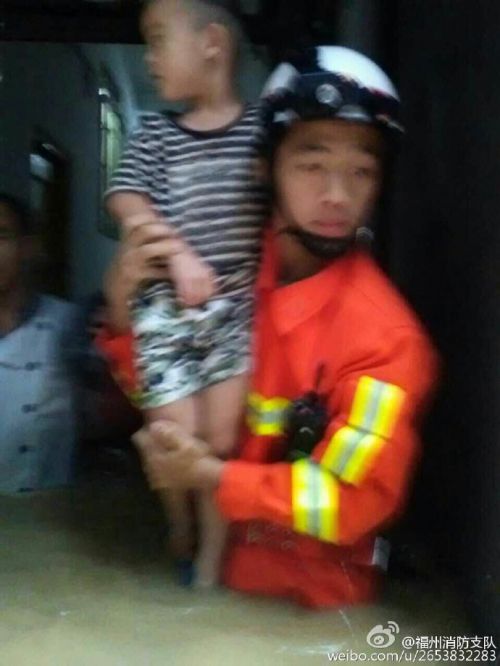 台风导致内涝群众被围困，福州消防迅速帮忙解救