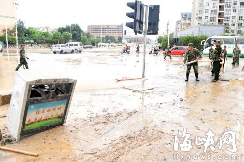 武警福州支队忙清理淤泥
