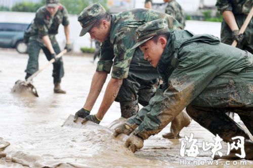 武警福州支队忙清理淤泥