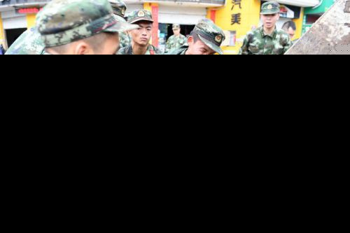 武警福州支队忙清理淤泥