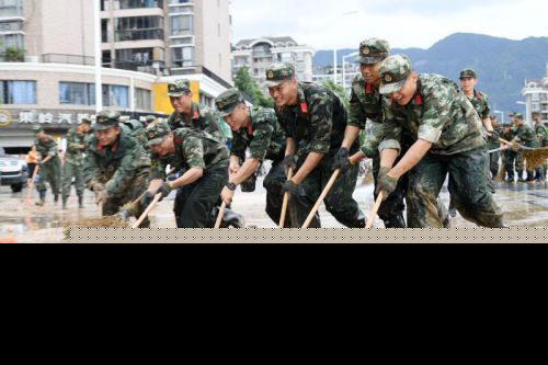 武警福州支队忙清理淤泥
