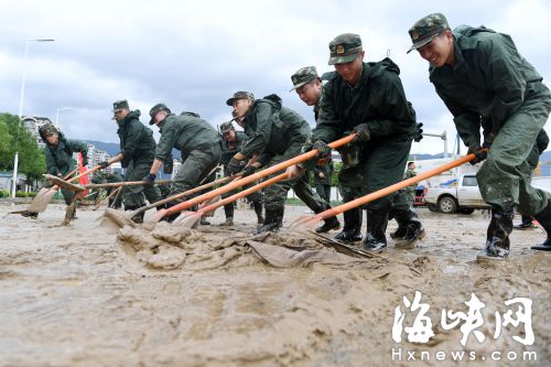 9月15日，武警福州支队官兵在福州市厦坊路清理淤泥。