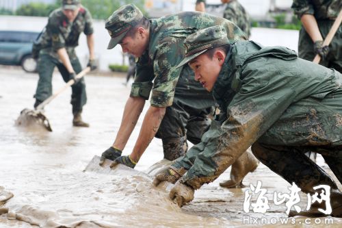 9月15日，武警福州支队官兵在福州市厦坊路清理淤泥。