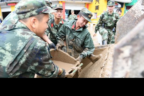 9月15日，武警福州支队官兵在福州市厦坊路清理淤泥。