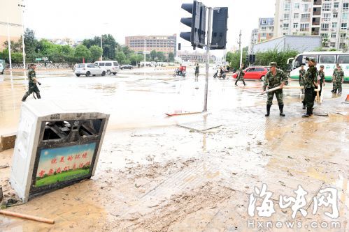 9月15日，武警福州支队官兵在福州市厦坊路清理淤泥。