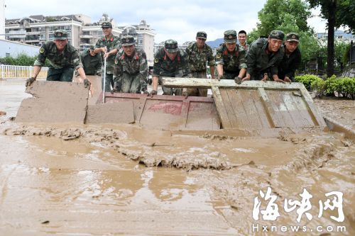 台风过后 武警福州支队官兵忙清淤(图)