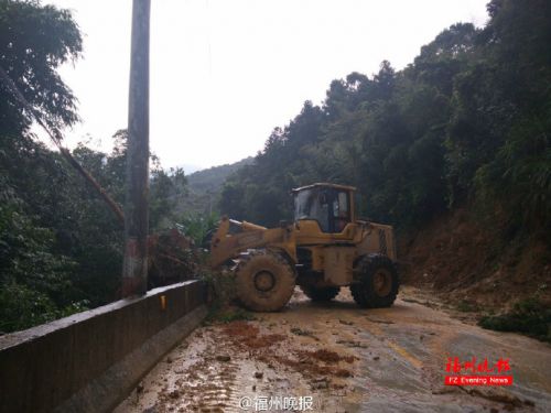 连江贵安多处路段滑坡，公路局冒雨抢修
