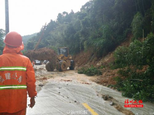 连江贵安多处路段滑坡，公路局冒雨抢修