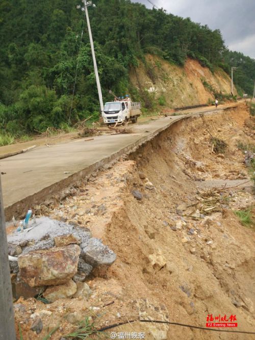 连江贵安多处路段滑坡，公路局冒雨抢修