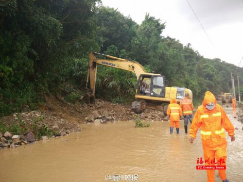 福州连江贵安多处路段滑坡，公路局冒雨抢修