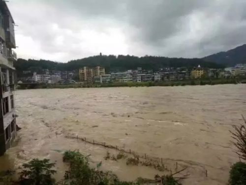 城关塔山附近，水位高涨，部分一层店面被淹