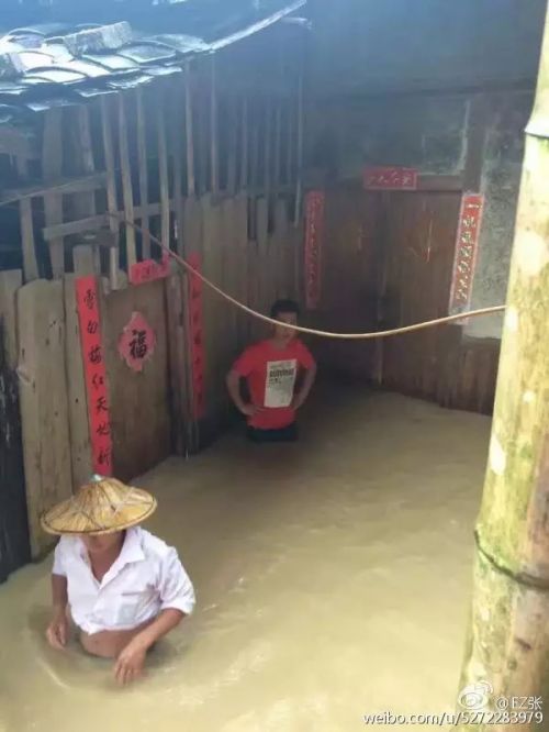 城关塔山附近，水位高涨，部分一层店面被淹