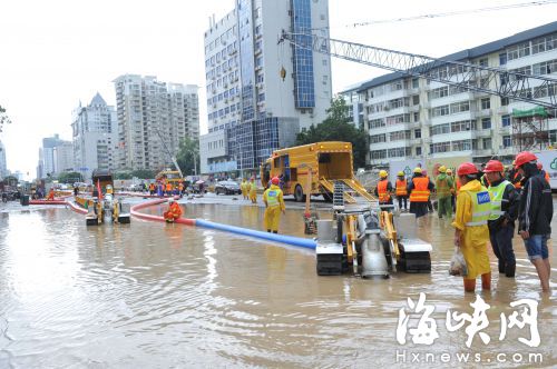 福州60多条受淹路 半天全部清干净