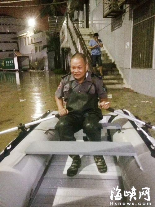 昨凌晨暴雨中 保安变“船工”运送工人