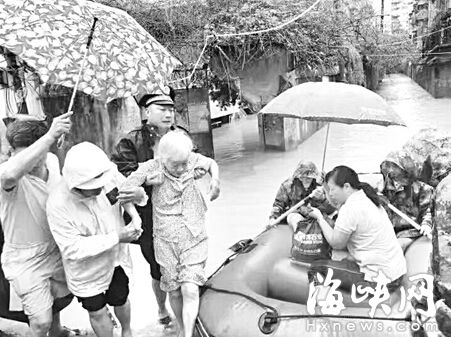 台风“莫兰蒂”袭闽 福州城区多处内涝  鼓楼紧急转移千余居民