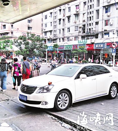 车子当时就停在路旁，挡风玻璃被砸破