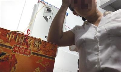 在京深海鲜市场，一个商户将印有“阳澄湖大闸蟹”的礼盒包装完毕。 新京报记者 大路 摄