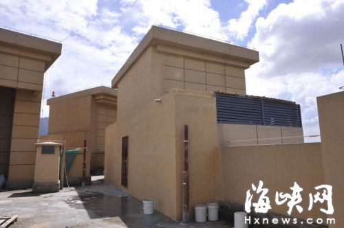 福州香开新城楼顶公共天台 业主违建“楼上楼”
