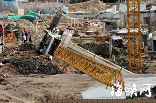 福州连江中路一在建楼盘20米吊车倒下 司机跳车逃生