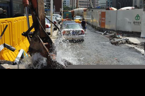 管网施工挖破自来水管道 水喷两层楼高百米道路成河
