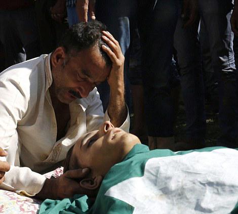 印控克什米尔11岁男孩遭政府军枪杀 民众违抗宵禁送行