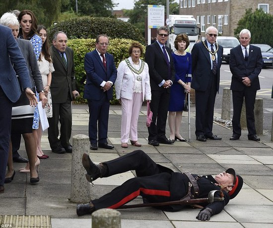 威廉王子来访,72岁官员突然倒地…群众表情亮了