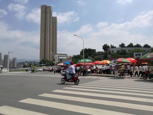 大量摊贩占道经营