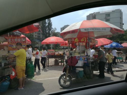 大量摊贩占道经营
