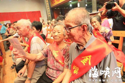 长乐山村89对老人庆金婚 脸上洋溢着幸福笑容
