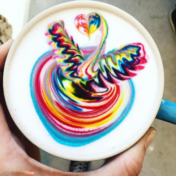 城会玩！澳大利亚天才咖啡师在奶泡上画“彩图”（图）