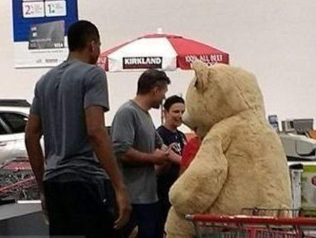 字母哥签亿元大单立刻消费 买巨型泰迪熊送女友