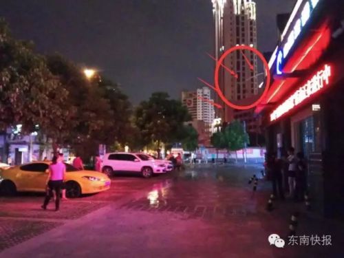 福州大妈高分贝跳广场舞 居民自制“水枪”扫射