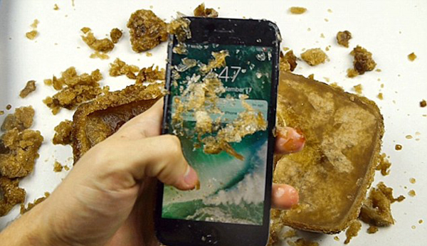 小伙试验可乐冰冻iPhone 7 作死17小时仍可用
