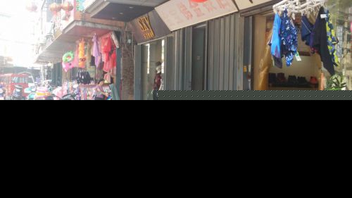 店家一转身200万元金饰没了 头盔男骑摩托车逃跑