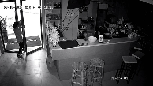 福州一女贼钻缝进店 门“自动落锁”被困9小时