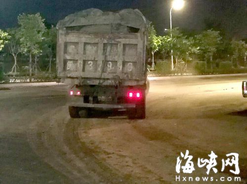 渣土车滴撒漏 福州海峡奥体中心旁现“黄土路” 