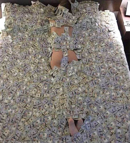 新加坡富二代高调炫富 裸身睡在钱堆上香槟洗澡