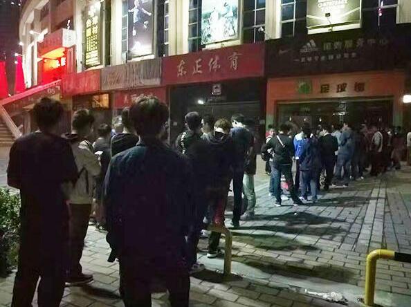 排队的陕西球迷。