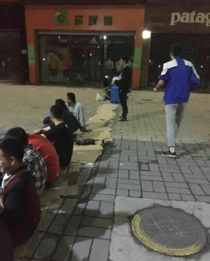 球迷通宵守候。