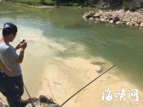 福州桂湖溪沿岸挖河道采砂 清澈溪流变“黄河”