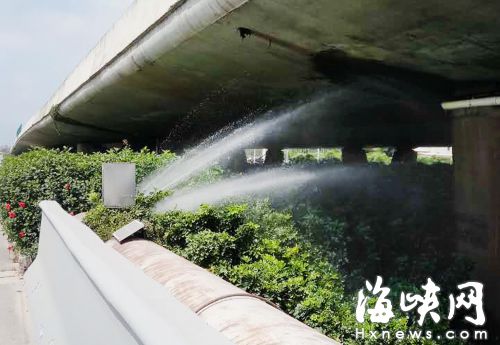福州南三环辅道1米粗水管爆裂 连喷3天没人管