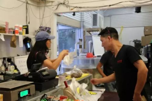 福州女子拔枪击毙美国三名悍匪 震惊全世界