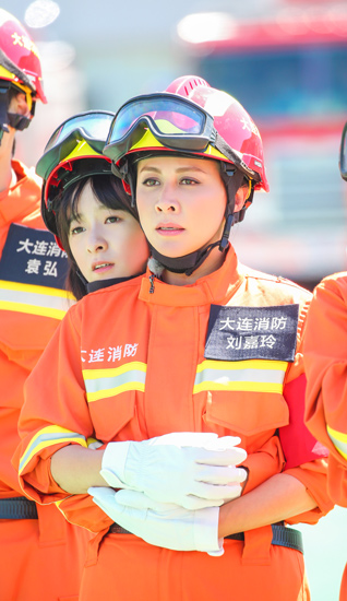 徐娇和刘嘉玲在场下观看消防兵演练