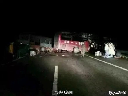 因躲避公路上马匹 内蒙一货车与客车相撞 8人死亡
